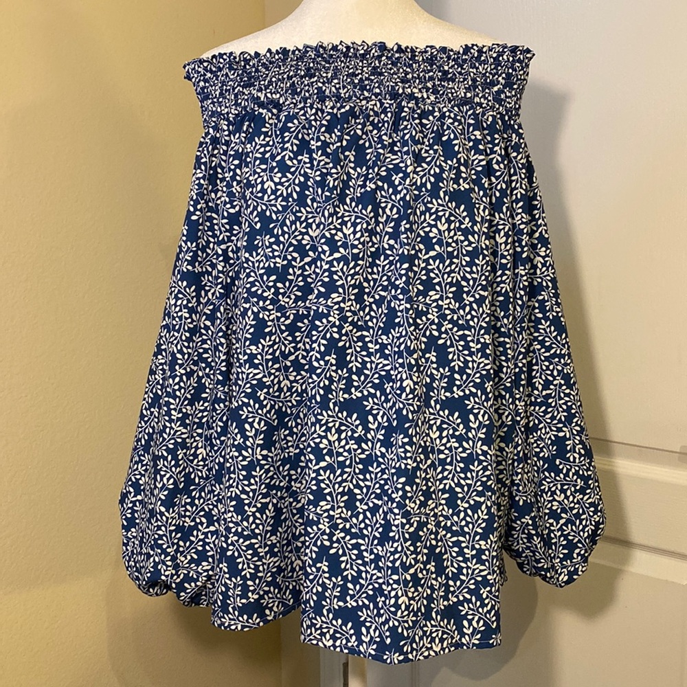 Shoulder off blue shirt